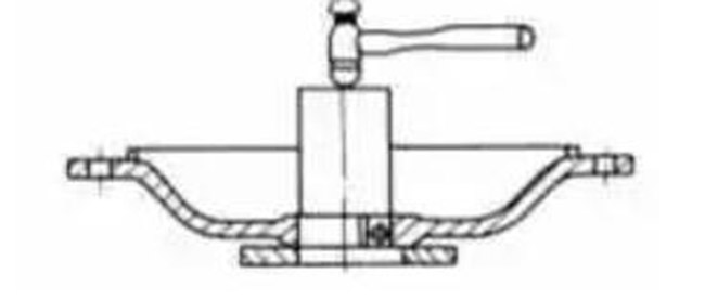 圖1-1-5拆除端蓋內(nèi)孔軸承 圖1-1-5拆除端蓋內(nèi)孔軸承